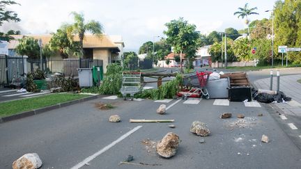 Un barrage routier mis en place par des habitants à Nouméa (Nouvelle-Calédonie), le 16 mai 2024. (DELPHINE MAYEUR / AFP)