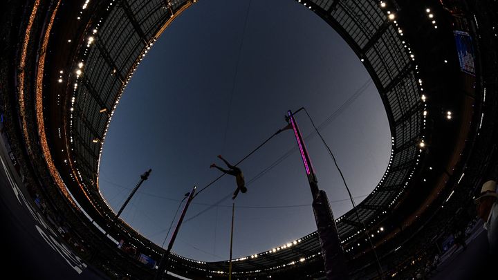 Sous les regards du Stade de France, le 5 août, Armand Duplantis s'est envolé vers le titre olympique et a établi un nouveau record du monde. Une photo mémorable pour l'histoire du saut à la perche. (KIRILL KUDRYAVTSEV / AFP)