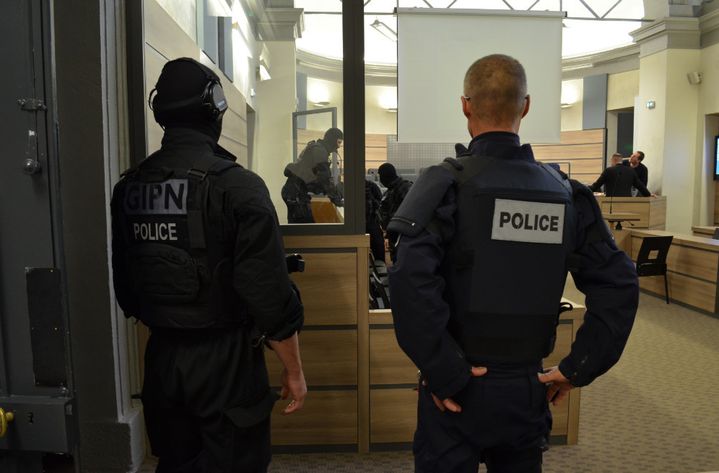 Le groupe d'intervention de la police nationale a été déployé lors du procès de Rachide Boubala, le 8 janvier 2014, à Alençon (Orne), après sa prise d'otage à Condé-sur-Sarthe. (KARINA PUJEOLLE / ORNE HEBDO)