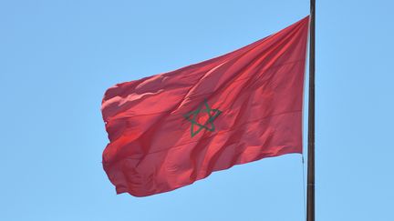 Un drapeau marocain flotte au-dessus du Palais royal de Rabat (Maroc), le 28 juillet 2017. (ARTUR WIDAK / AFP)