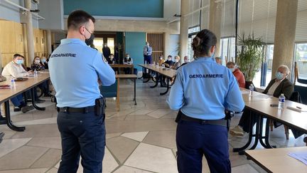 Une des formations organisées par les négociateurs de la gendarmerie à Vire-Normandie (Calvados) pour aider les élus à gérer les tensions avec leurs administrés. (DAVID DI GIACOMO / RADIO FRANCE)