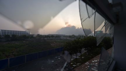 A Tianjin, les d&eacute;g&acirc;ts devraient &ecirc;tre consid&eacute;rables. Nombre d'immeubles ont vu leurs vitres briser par la s&eacute;rie d'explosions. (YUE YUEWEI / XINHUA / AFP)