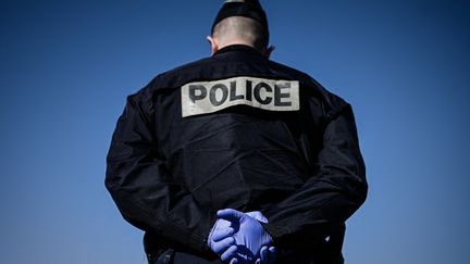 Un policier, à Paris, le 24 mars 2020. (PHILIPPE LOPEZ / AFP)