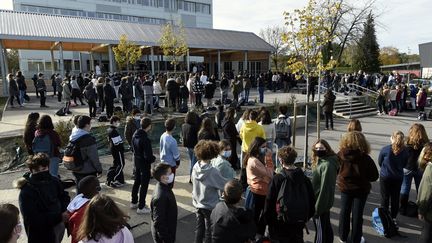 Minute de silence des élèves du collège Georges Chepfer en hommage au professeur d'histoire-géographie Samuel Paty, à Villers-lès-Nancy, le 2 novembre 2020.&nbsp; (ALEXANDRE MARCHI / MAXPPP)