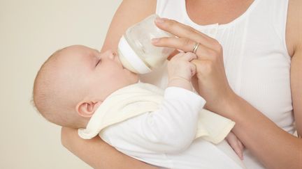 Selon l'Agence nationale de s&eacute;curit&eacute; sanitaire de l'alimentation, les enfants de moins d'un an ne doivent pas &ecirc;tre nourris avec des boissons v&eacute;g&eacute;tales ou des laits d'origine non bovine. (EMMA KIM / IMAGE SOURCE / AFP)