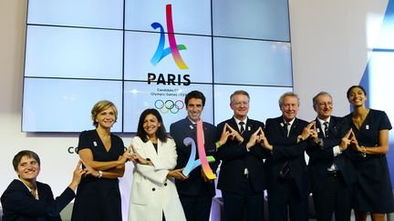 Le co-président de Paris 2024, Tony Estanguet, avec à ses côtés (de gauche à droite), Emmanuelle Assmann présidente du comité paralympique, Valérie Pécresse présidente de la région Ile de France, la maire de Paris Anne Hidalgo, Bernard Lapasset co-président de Paris 2024, Guy Drut membre du CIO, le président du comité olympique français Denis Messaglia et la joueuse de basket Emmeline Ndongue, le 16 mai 2017 à Paris.&nbsp; (GETTY IMAGES)