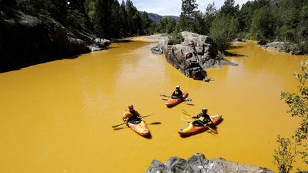 Des gens font du kayak sur la rivi&egrave;re Animas, pr&egrave;s de Durango, dans le Colorado (Etats-Unis),&nbsp;le 6 ao&ucirc;t 2015. (JERRY MCBRIDE / AP / SIPA)