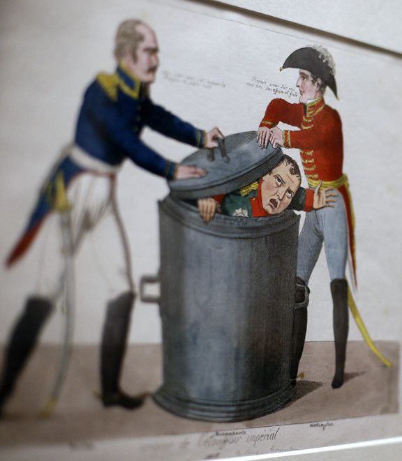 Détail d'une caricature de Napoléon de 1815, dans laquelle on voit Wellington presser le couvercle d'une poubelle sur l'Empereur, au British Museum
 (Adrian Dennis / AFP)