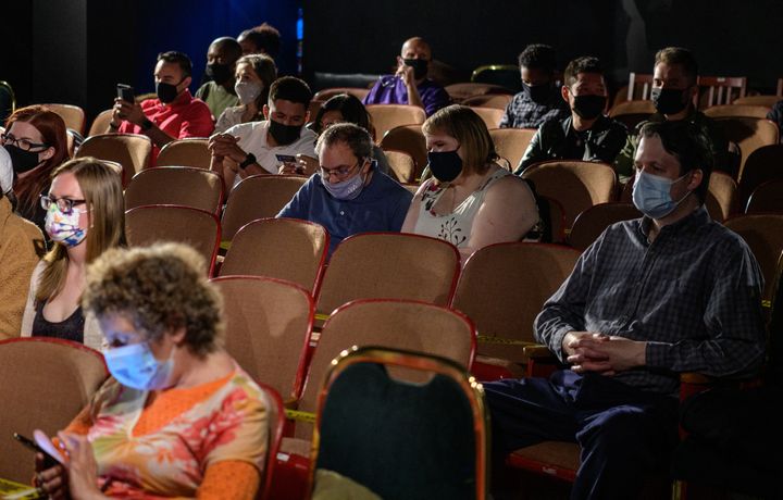 Spectateurs en attente de&nbsp;la pièce "Perfect Crime" au Theater Center, le 27 avril 2021, à New York, Etats-Unis.&nbsp; (ANGELA WEISS / AFP)