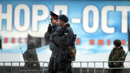 Des policiers russes devant le théâtre de la Doubrovka (à l'affiche, la comédie musicale «Nord-Ost») après l'assaut des forces de l'ordre, le 26 octobre 2002. (AFP / Alexander Nemenov)