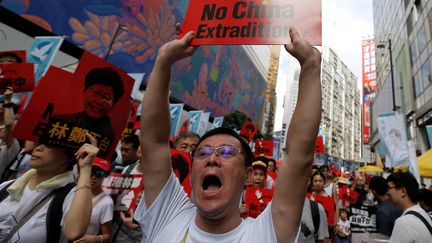 Des manifestants protestent contre un projet de loi d'extradition à Hong Kong, le 9 juin 2019. (THOMAS PETER / REUTERS)