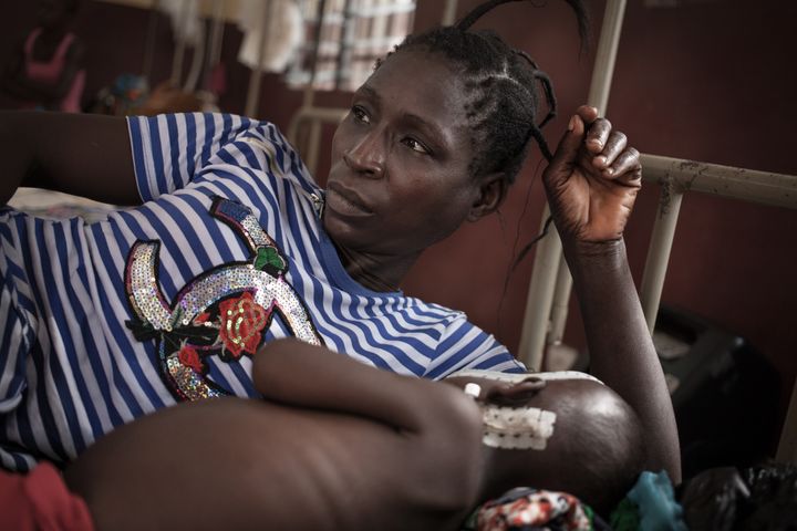 Une mère veille sur son bébé né séropositif à l’hôpital de Bangui, le 4 décembre 2018. (FLORENT VERGNES / AFP)