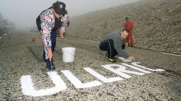 Des fans de l'Allemand Jan Ullrich inscrivent son nom &agrave; la peinture blanche sur les pentes du mont Ventoux (Vaucluse), le 12 juillet 2000. (PATRICK KOVARIK / AFP)