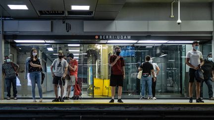 Des passagers portent un masque dans le métro de Montréal, le 18 juillet 2020. (DAVID HIMBERT / HANS LUCAS / AFP)