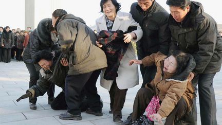 Des habitants de Pyongyang pleurent la mort du leader nord-cor&eacute;en Kim Jong-il, le 19 d&eacute;cembre 2011. (KYODO / REUTERS)