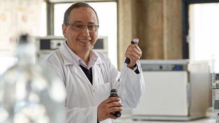 Le chercheur marocain Adnane Remmal dans son laboratoire de l'université de Fez. (@Prix de l&#039;inventeur européen)