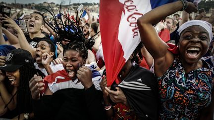 A Lyon, où une pluie dilluvienne a rincé les spectateurs sur la place Bellecour, la foule se réchauffe en voyant&nbsp;son équipe virer en tête. (JEAN-PHILIPPE KSIAZEK / AFP)