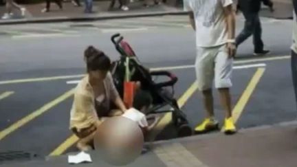 Capture d'&eacute;cran d'une vid&eacute;o YouTube montrant un enfant chinois urinant en pleine rue, &agrave; Hong Kong (Chine), le 15 avril 2014. (YOUTUBE / FRANCETV INFO)