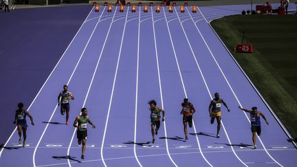 De nouveaux records du monde seront-ils battus sur cette nouvelle piste ? Le Stade de France s'illuminera en violet pendant les Jeux Olympiques, une première dans l'histoire. Ce choix de couleur est lié à la charte graphique des Jeux de Paris 2024. (THOMAS PADILLA / SIPA)