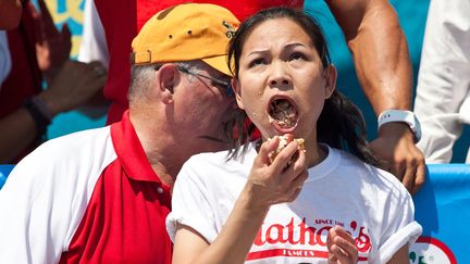 Sonya Thomas lors du concours du plus gros mangeur de hot dogs au monde, organis&eacute; &agrave; New York (Etats-Unis), le 4 juillet 2012. (ANDREW BURTON / GETTY IMAGES / AFP)