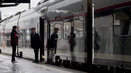 Des contrôleurs de la SNCF en gare de Nantes (Loire-Atlantique), le 21 décembre 2022. (ESTELLE RUIZ / HANS LUCAS / AFP)