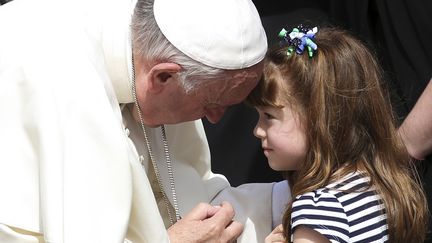 Vatican : le pape bénit les yeux d'une Américaine de 6 ans atteinte d'une perte progressive de la vision