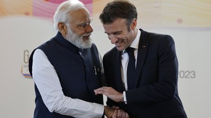 Le Premier ministre indien, Narendra Modi, et le président français, Emmanuel Macron, lors d'un sommet du G7 à Hiroshima (Japon), le 20 mai 2023. (LUDOVIC MARIN / SIPA)