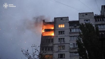 Un incendie déclenché par des débris de drones abattus dans un immeuble de Kiev (Ukraine), le 2 novembre 2024. (HANDOUT / UKRAINIAN STATE EMERGENCY SERVICE)