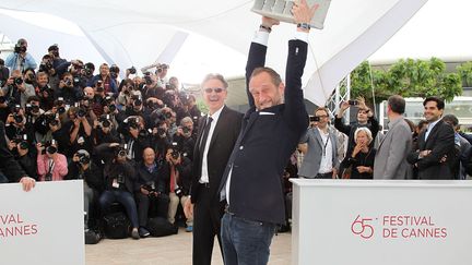 Beno&icirc;t Poelvoorde (D)&nbsp;, toujours aussi ing&eacute;rable, a d&eacute;mont&eacute; le pupitre durant le photocall en compagnie de son r&eacute;alisateur Beno&icirc;t Del&eacute;pine. (VALERY HACHE / AFP)