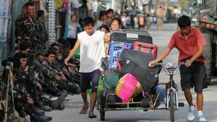 Les habitants fuient massivement Zamboanga dès le lendemain des violences. (AFP PHOTO / TED ALJIBE)