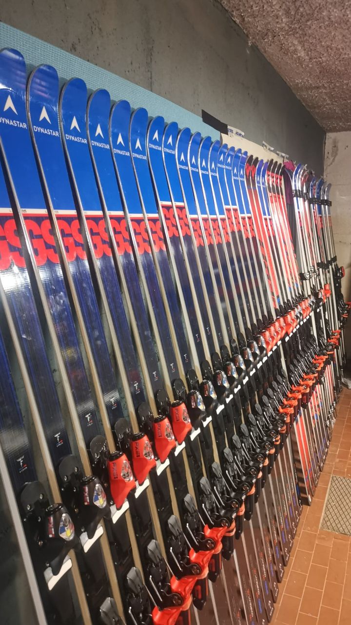 Un lot de skis d'athlètes professionnels juste avant d'être affûtés et préparés par les techniciens de l'équipe de France. (FFS)