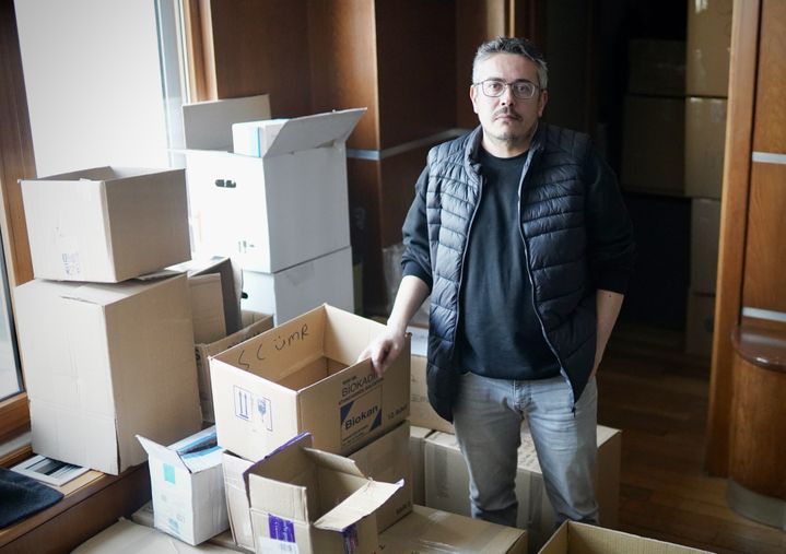 Uraz Aydın, executive of the Workers' Party of Turkey (TIP), which opened its premises to all volunteers in the Kadıköy district of Istanbul (Turkey), on February 14, 2023. (PIERRE-LOUIS CARON / FRANCEINFO)