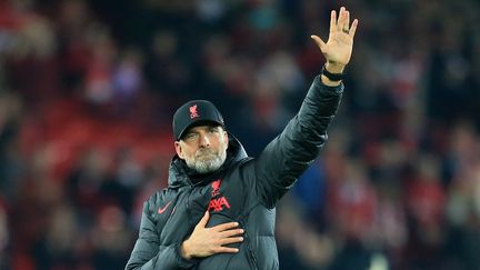 Jürgen Klopp salue le public de Liverpool le 12 novembre 2022. (LINDSEY PARNABY / AFP)