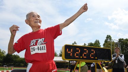 Hidekichi Miyazaki imite Usain Bolt, le 23 septembre 2015, apr&egrave;s avoir couru le 100 m en 42''22 &agrave; Kyoto (Japon). (TORU YAMANAKA / AFP)