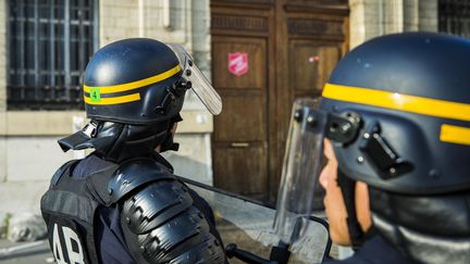 Des CRS montent la garde devant la caserne o&ugrave; se sont r&eacute;fugi&eacute;s les migrants, le 11 juin 2015 &agrave; Paris. (GEOFFROY VAN DER HASSELT / ANADOLU AGENCY / AFP)