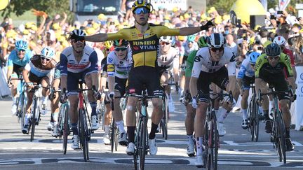 Wout Van Aert rapporte une deuxième victoire d'étape de suite à son équipe Jumbo-Visma, lors de son succès à Privas sur la 5e étape du Tour de France 2020 (ANNE-CHRISTINE POUJOULAT / AFP)