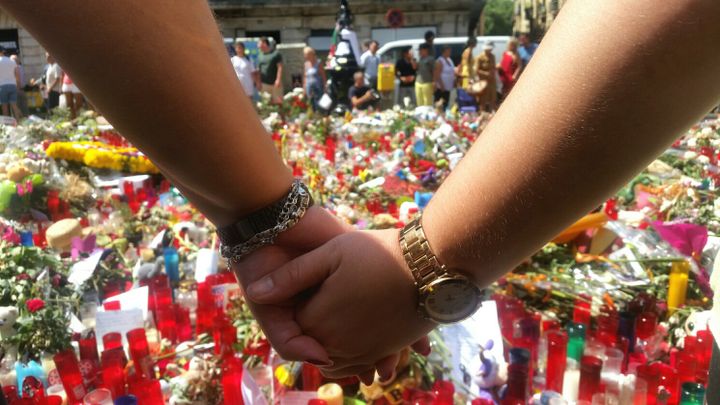 Le recueillement sur les Ramblas de Barcelone. (BENJAMIN ILLY / RADIO FRANCE)