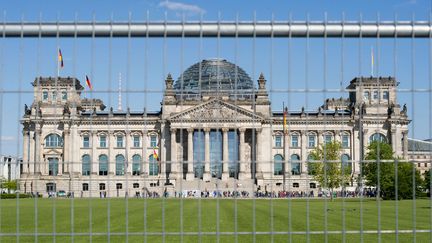 Les vacanciers ont été surpris samedi 5 août par des agents au cours d'une patrouille de routine devant le&nbsp;palais du Reichstag, à Berlin (Allemagne). (GREGOR FISCHER / DPA / AFP)