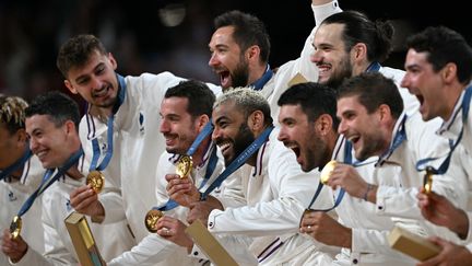 La joie des volleyeurs français après leur victoire en finale olympique, le 9 août 2024, aux dépens de la Pologne, à l'Arena Sud de Paris. (MAURO PIMENTEL / AFP)