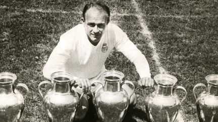 Alfredo Di Stefano posant avec ses cinq Coupes des clubs champions. (- / MAXPPP)