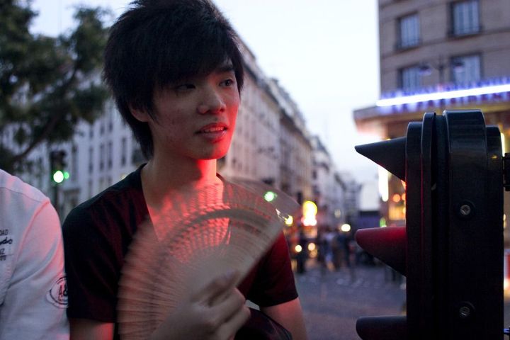 Fête de la Lune. Dans les rues de Belleville, on attend de voir la plus grande lune de l’année, au moment où elle est la plus ronde et la plus lumineuse. Septembre 2010.
 (Mara Mazzanti / Bar Floréal.photographie)