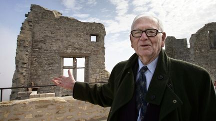 Le couturier Pierre Cardin s'exprime, le 05 avril 2007 au château du Marquis de Sade, lors de la conférence de presse de présentation de la 7e édition du festival d'art lyrique et de théâtre de Lacoste, dont il est l'organisateur.&nbsp; (ANNE-CHRISTINE POUJOULAT / AFP)