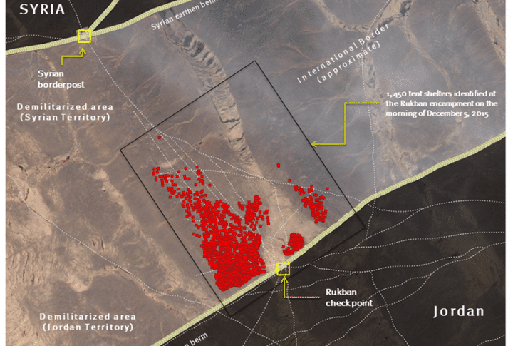 Image satellite montrant la présence de nombreuses tentes de réfugiés, coincés dans le désert jordanien, entre la Syrie et la Jordanie (HRW)