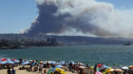 Une épaisse fumée&nbsp;obscurcit le ciel au dessus de Valparaiso. (SEBASTIAN CISTERNAS / SIPA)