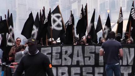 Samedi 6 mai, la préfecture de police avait autorisé une manifestation d'ultradroite en plein Paris. Le ministre de l'Intérieur, Gérald Darmanin, a tenté de désamorcer la polémique, mardi 9 mai, à l'Assemblée nationale. Mais la gauche se montre dubitative. (FRANCEINFO)