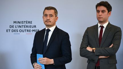 Gérald Darmanin, ministre de l'Intérieur, et Gabriel Atttal, ministre chargé des Comptes publics, le 1er mars 2023. (CHRISTOPHE ARCHAMBAULT / AFP)