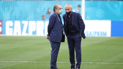 Le président de la Fédération française de football Noël Le Graët et le sélectionneur Bleus Didier Deschamps en discussion, le 28 juin 2021 à Bucarest. (LP / ARNAUD JOURNOIS / MAXPPP)