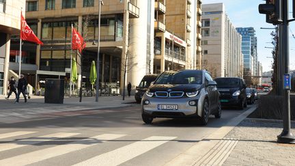 Une voiture électrique dans les rues d'Oslo, en Norvège. (PICTURE ALLIANCE / PICTURE ALLIANCE)