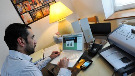 Un homme pratiquant le télétravail. Photo d'illustration. (MAXPPP)