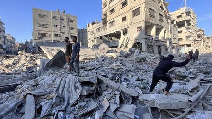 Un immeuble détruit après une frappe israélienne à Beit Lahia, dans la bande de Gaza, le 17 novembre 2024. (AFP)